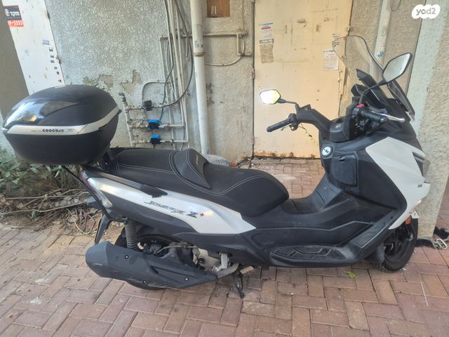 מודעת רכב סאן יאנג ג'וי מקס ספורט 300