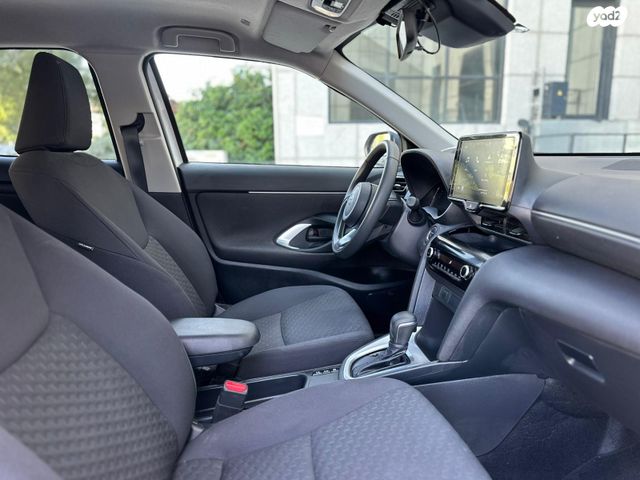 טויוטה יאריס קרוס