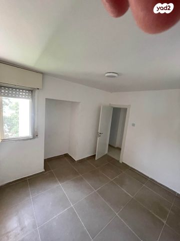 דירה, תשי"ג 37, פנחס ספיר, מגדל העמק