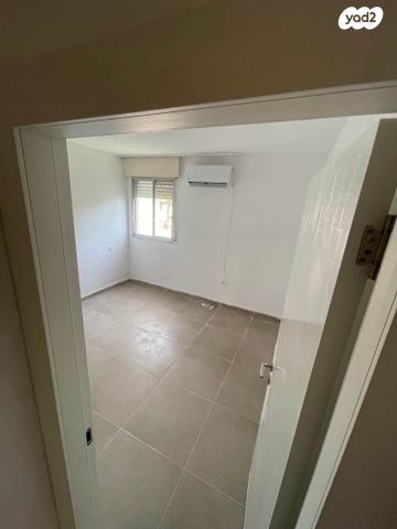 דירה, תשי"ג 37, פנחס ספיר, מגדל העמק