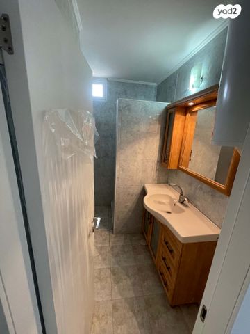 דירה, תשי"ג 37, פנחס ספיר, מגדל העמק