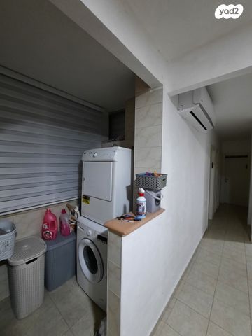 דירה, תשי"ג 37, פנחס ספיר, מגדל העמק