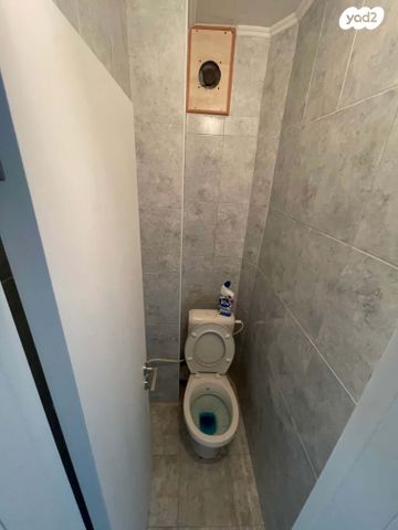 דירה, תשי"ג 37, פנחס ספיר, מגדל העמק