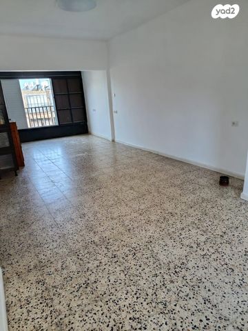 דירה, הרב הרצוג 3, לב העיר, בת ים