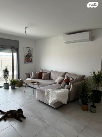 דירה, האישה העברייה 2, כרמי גת, קרית גת