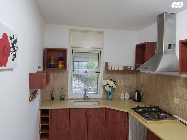 דירה, הרצל 158, שכונה ותיקה - מרכז העיר, מעלות תרשיחא