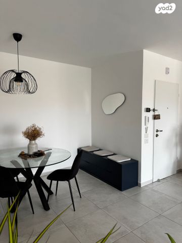 דירה, האישה העברייה 2, כרמי גת, קרית גת