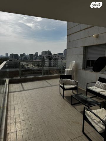 דירה, האישה העברייה 2, כרמי גת, קרית גת