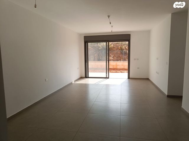 דירת גן, רקפת 8, הפרחים, חריש