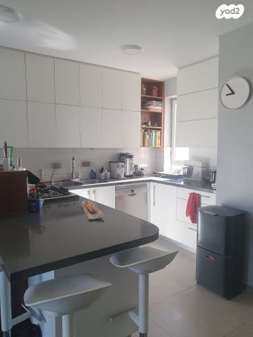 אסתר המלכה 6