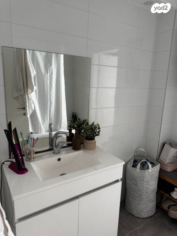 דירה, האישה העברייה 2, כרמי גת, קרית גת