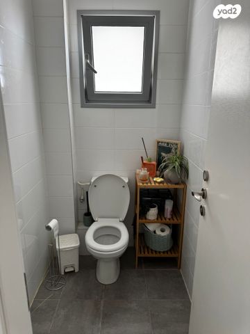 דירה, האישה העברייה 2, כרמי גת, קרית גת