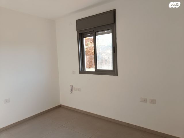 דירת גן, רקפת 8, הפרחים, חריש