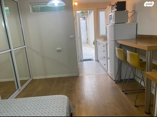 קרן היסוד 12