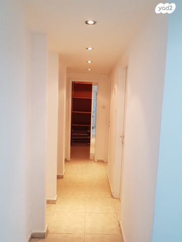 דירה, הרצל 158, שכונה ותיקה - מרכז העיר, מעלות תרשיחא