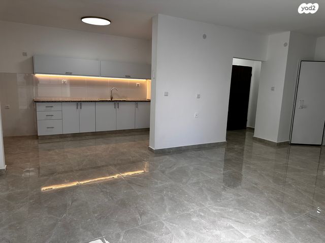 אסתר המלכה 4