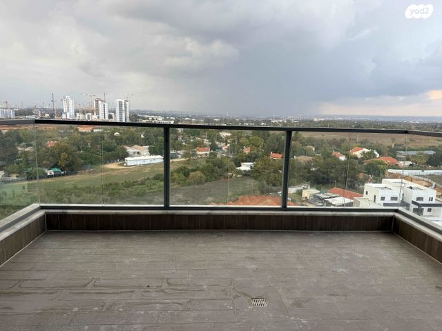 דירה, אפרים קישון 2, חתני פרס ישראל, באר יעקב