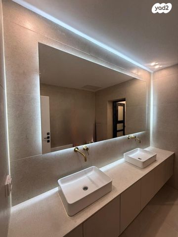 דירה, הגיתית 1, כלי שיר, מעלה אדומים