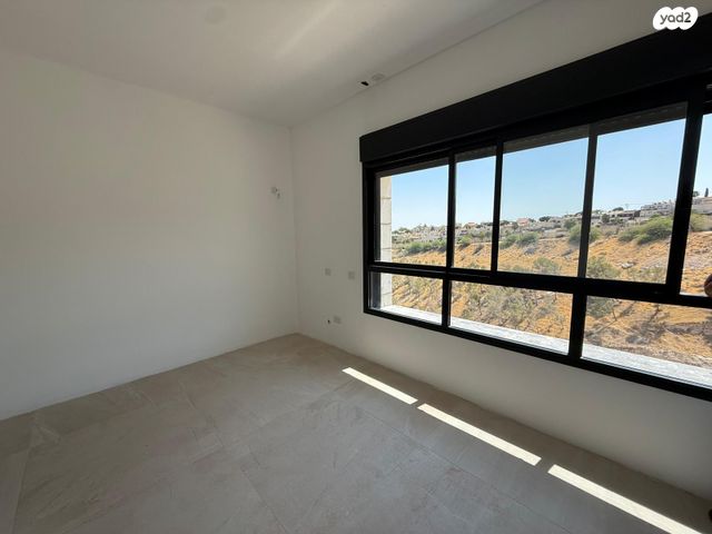 דירה, הגיתית 1, כלי שיר, מעלה אדומים