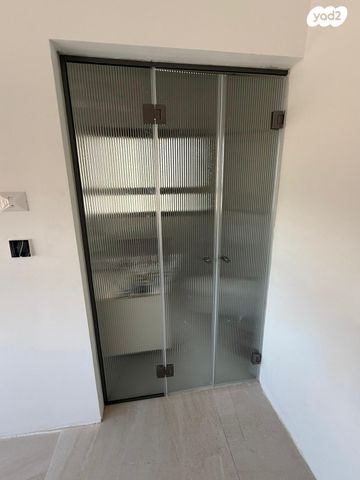 דירה, הגיתית 1, כלי שיר, מעלה אדומים