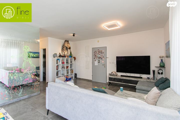 גג/ פנטהאוז, אריאל שרון, החותרים, טירת כרמל