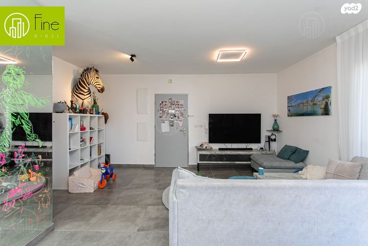 גג/ פנטהאוז, אריאל שרון, החותרים, טירת כרמל