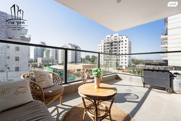 דירה, דבורה עומר, נאות שמיר, יבנה