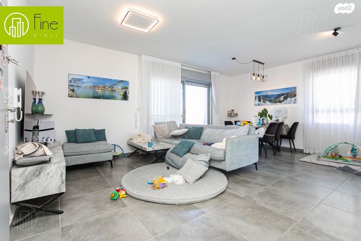 גג/ פנטהאוז, אריאל שרון, החותרים, טירת כרמל