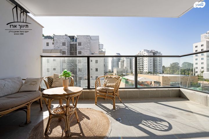 דירה, דבורה עומר, נאות שמיר, יבנה