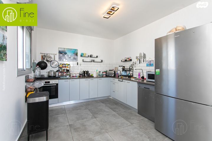 גג/ פנטהאוז, אריאל שרון, החותרים, טירת כרמל