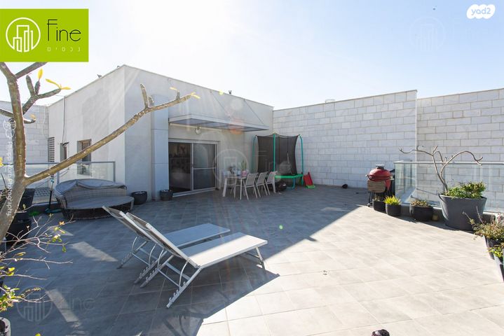 גג/ פנטהאוז, אריאל שרון, החותרים, טירת כרמל