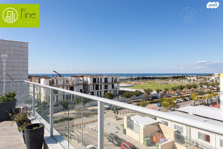 גג/ פנטהאוז, אריאל שרון, החותרים, טירת כרמל