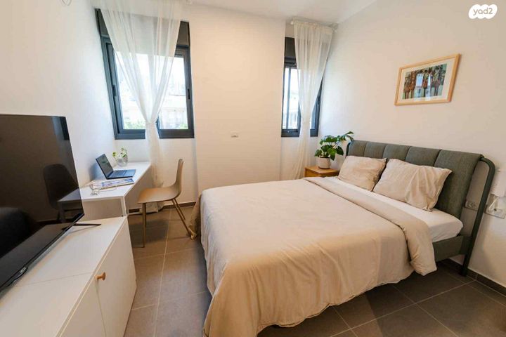 בניין מגורים, דרך העצמאות, שער פלמר, תחנת רכבת השמונה, חיפה