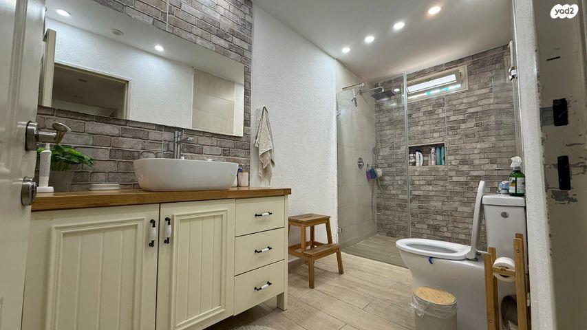 דירת גן, התבור, יצחק רבין, צפת