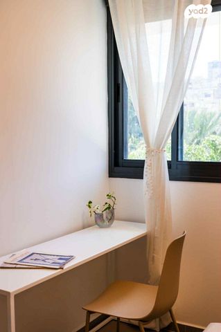 בניין מגורים, דרך העצמאות, שער פלמר, תחנת רכבת השמונה, חיפה