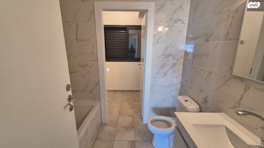 דירה, הרב מרדכי אליהו, אגמים מזרח, אשקלון