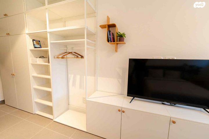 בניין מגורים, דרך העצמאות, שער פלמר, תחנת רכבת השמונה, חיפה