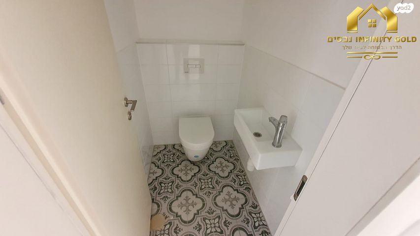 דירת גן, נרקיס, הפרחים, חריש