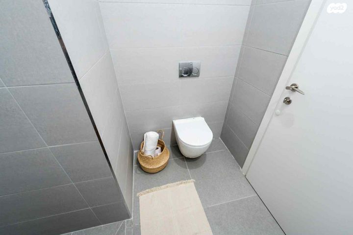 בניין מגורים, דרך העצמאות, שער פלמר, תחנת רכבת השמונה, חיפה