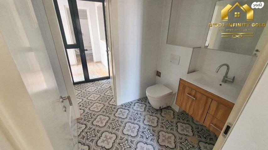 דירת גן, נרקיס, הפרחים, חריש