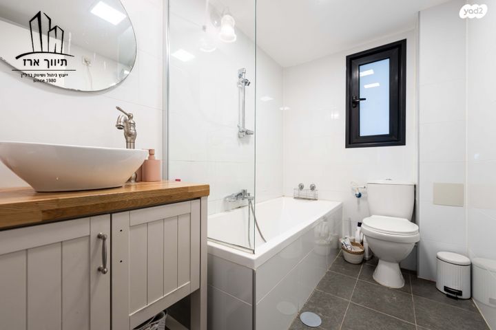 דירה, דבורה עומר, נאות שמיר, יבנה