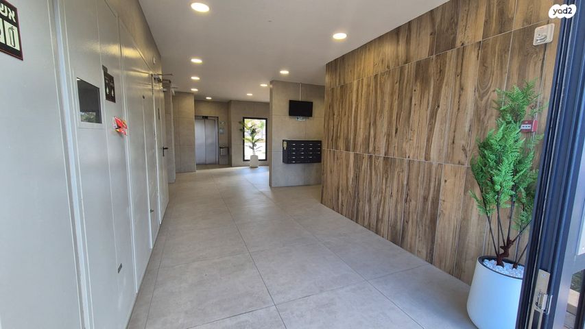 דירה, הרב מרדכי אליהו, אגמים מזרח, אשקלון