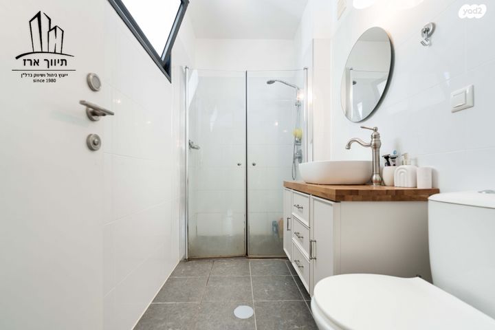 דירה, דבורה עומר, נאות שמיר, יבנה