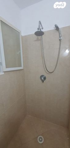 דירה, הנרי מלכה, שיכון שלוש קומות, דימונה