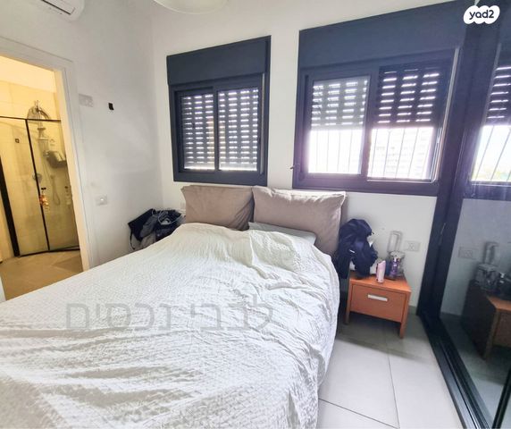 דירה, יגאל ידין, המגינים, מודיעין מכבים רעות