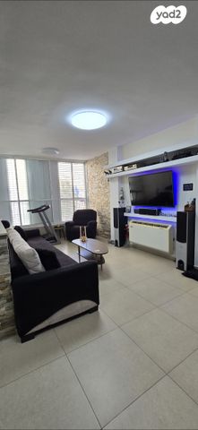 דירה, שדרות העצמאות 32, לב העיר, בת ים