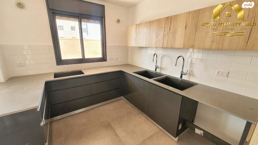 דירת גן, נרקיס, הפרחים, חריש