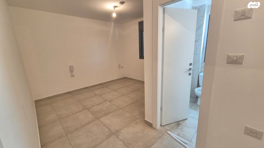 דירה, הרב מרדכי אליהו, אגמים מזרח, אשקלון