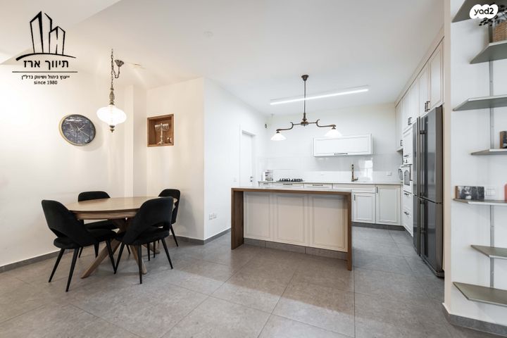 דירה, דבורה עומר, נאות שמיר, יבנה