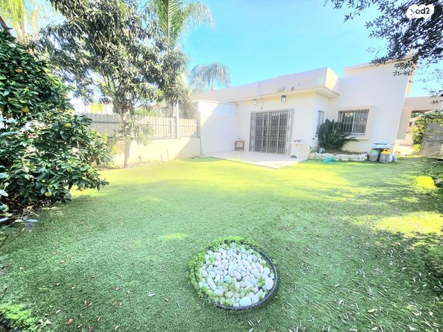 דו משפחתי, נאות הפרחים, גן יבנה